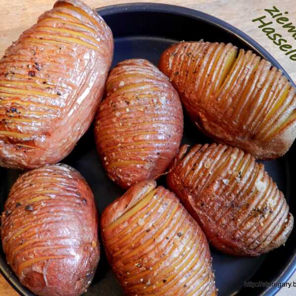 Ziemniaki Hasselback pieczone w garnku rzymskim