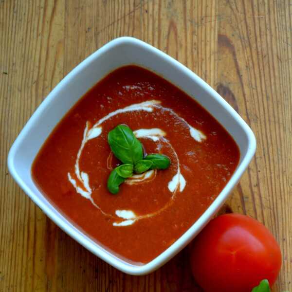 Kremowa zupa pomidorowa z bazylią i brązowym ryżem