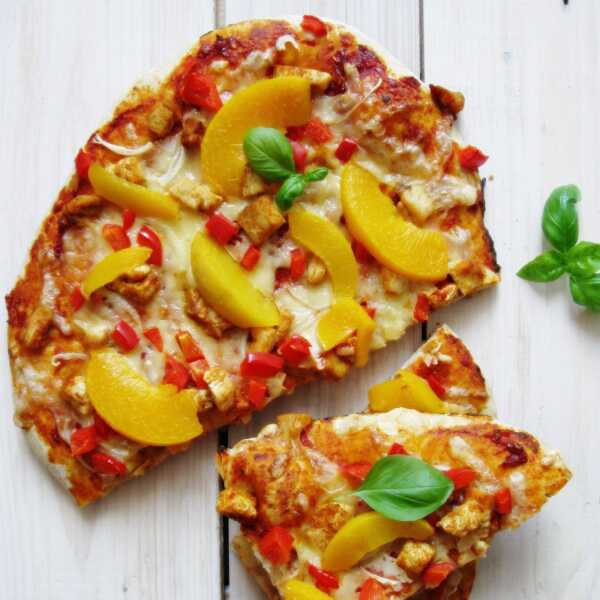 Pizza z kurczakiem i brzoskwiniami
