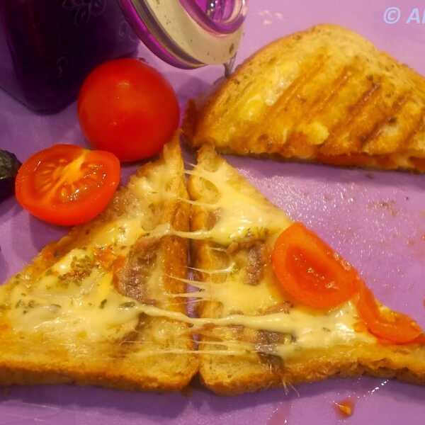 Zapiekane tosty z serem i sardelą - Cheese and anchovies toasts - I tramezzini tostati con le acciughe e formaggio