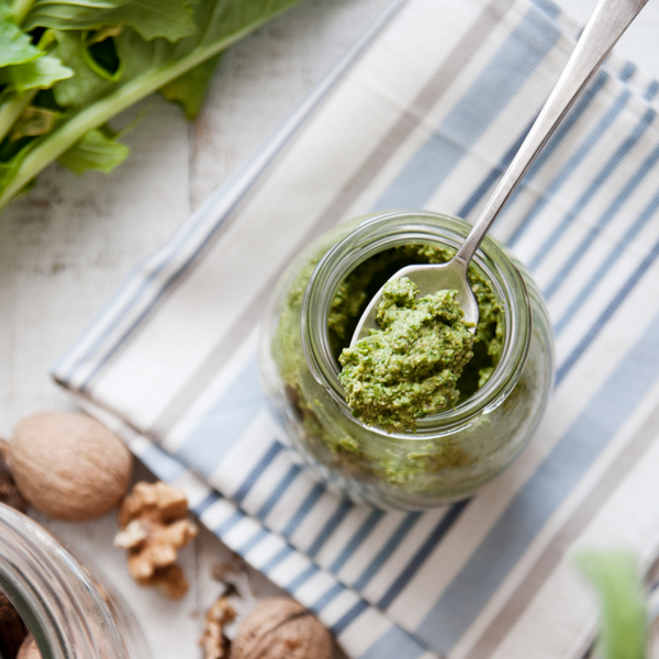 PESTO Z LIŚCI RZEPY Z ORZECHAMI WŁOSKIMI I SZAŁWIĄ