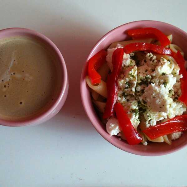# 207 Kawa+ makaron z twarożkiem i warzywami