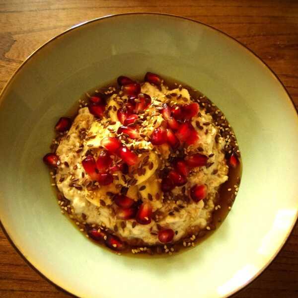 Kokosowa owsianka z bananem i granatem/Coconut porridge with banana and pomegranate