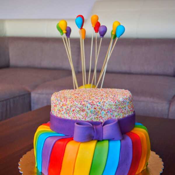 Tęczowy tort z balonami