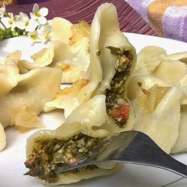 PIEROGI ZE SZPINAKIEM I SUSZONYMI POMIDORKAMI