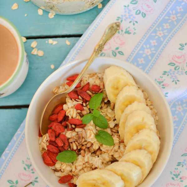 Owsianka z owocami goji, słonecznikiem i bananem 