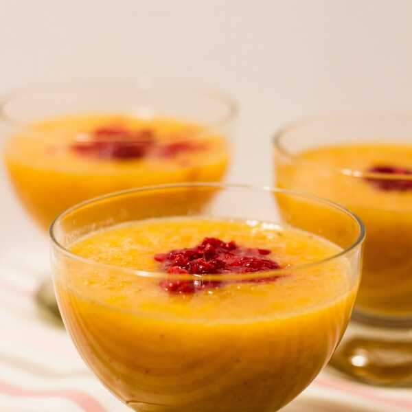 Smoothie z mango i malinami