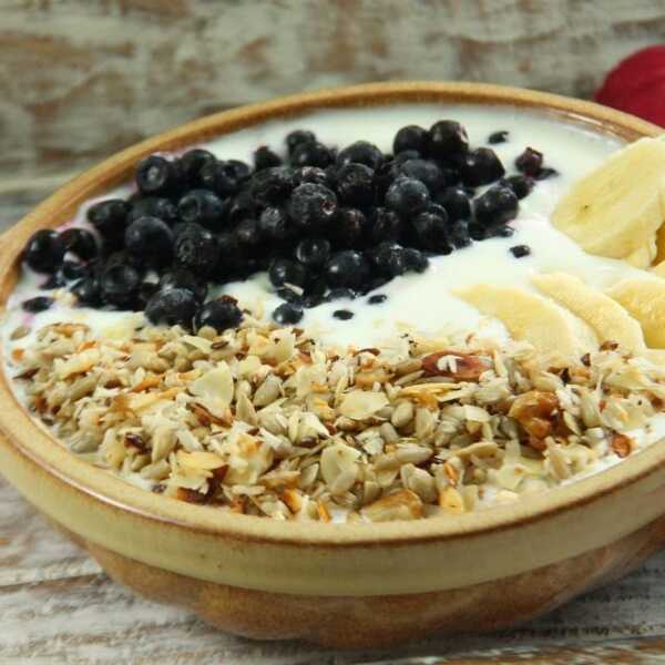 Śniadanie mistrzów - jogurt domową granolą i owocami
