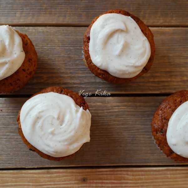 Muffiny marchewkowe z wegańską 'bitą śmietaną'