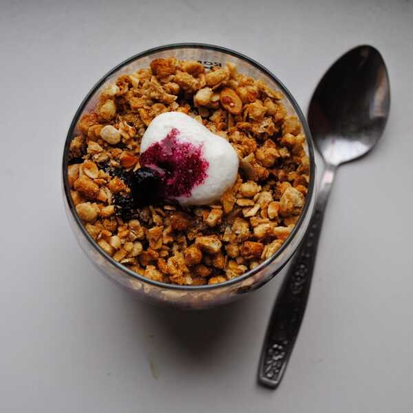 #143 Jogurt naturalny z Kokosową granolą + jagody 
