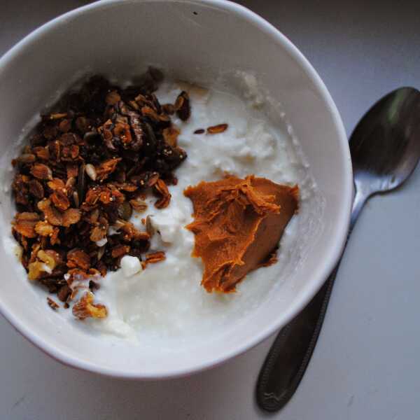 #140 Jogurt naturalny z twarogiem ,bananem,granolą domową i masłem orzechowym