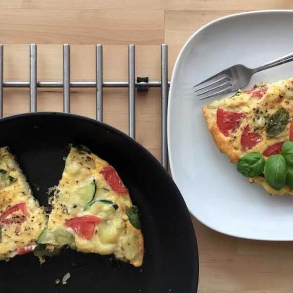 Frittata z cukinią, pomidorami i świeżą bazylią