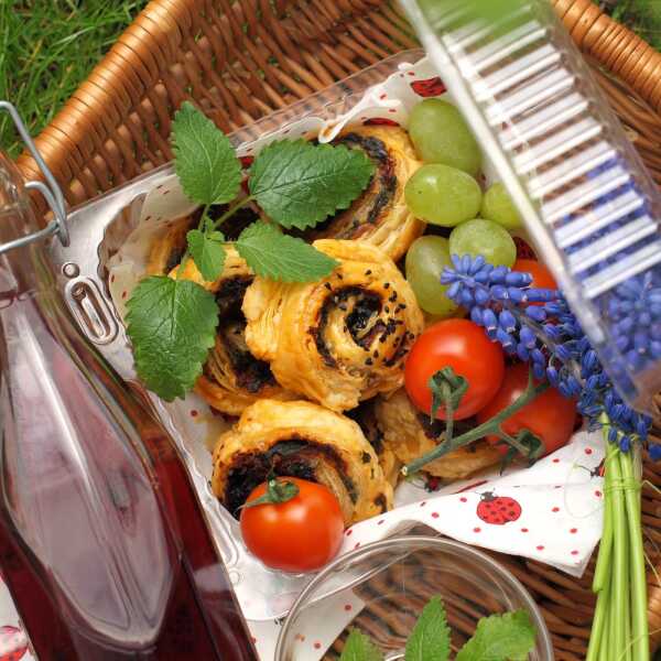 Koszyczek piknikowy. Roladki z ciasta francuskiego ze szpinakiem i suszonymi pomidorami