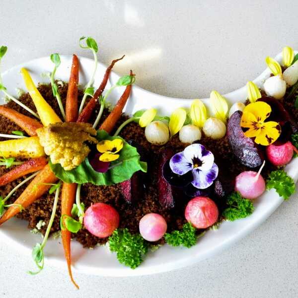 Poniedziałkowy 'fit' - Ogródek z mini warzyw i młodych kwiatów na ziemi jadalnej okruszony wasabi