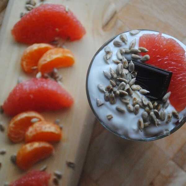 648. Przekładaniec: owsianka, jogurt, grejpfrut z burakiem, czekolada i słonecznik