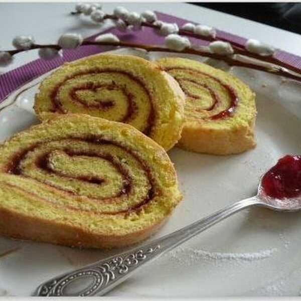 Raspberry swiss roll