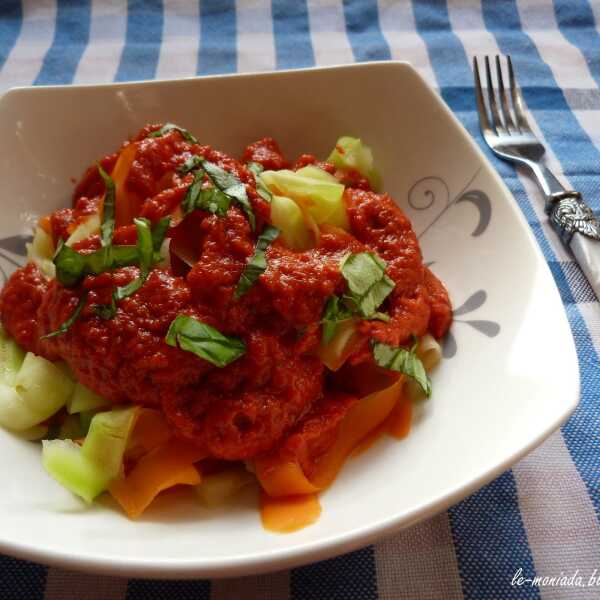 Warzywne tagliatelle z sosem pomidorowo - paprykowym