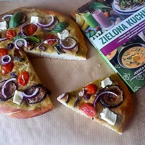 Pizza z pesto, fetą , cukinią i pomidorami inspirowana przez 'Zielona Kuchnia 24/7' Wydawnictwa Vivante