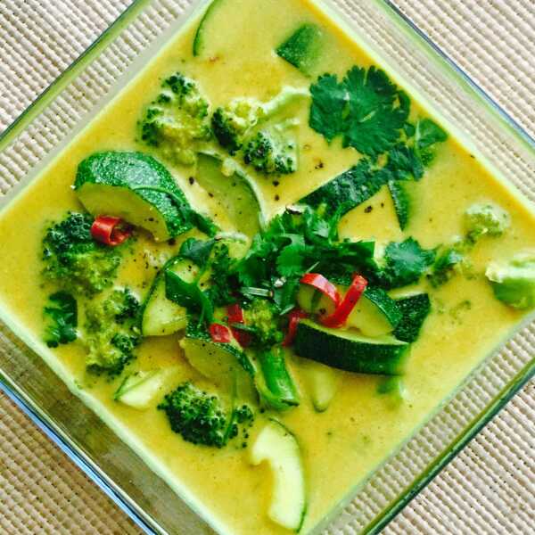 Lekka zupa tajska z cukinią i brokułem w 15 minut