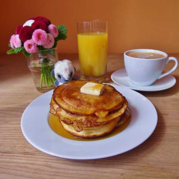 Amerykańskie pancakes z syropem klonowym