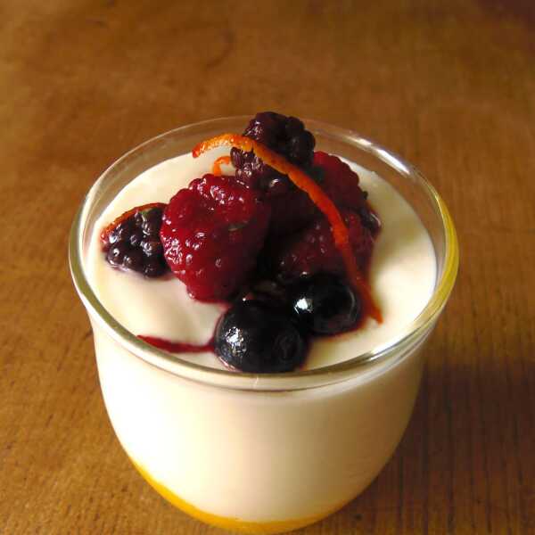 Parfait z mango i macerowanymi czerwonymi owocami/Mango parfait with macerated berries