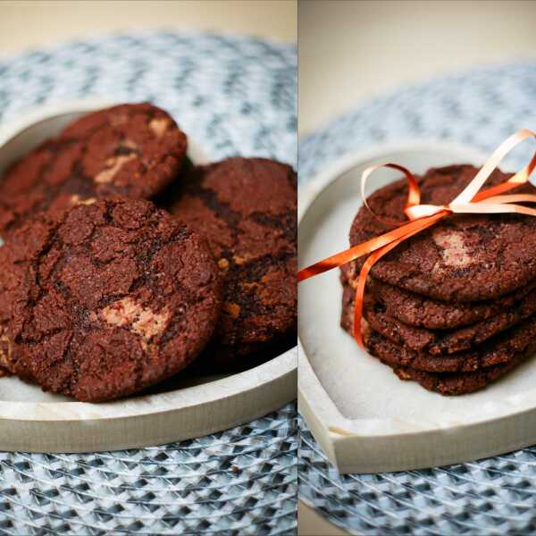 Czekoladowe ciasteczka Chewy Cookies z nadzieniem tofu-truskawkowym