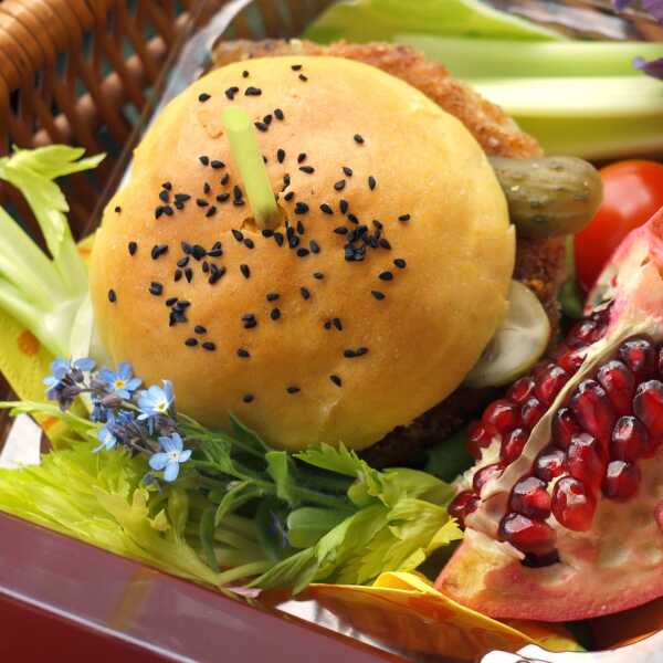 Koszyczek piknikowy. Domowe burgery z panierowanym serem pleśniowym i pastą z suszonych pomidorów.