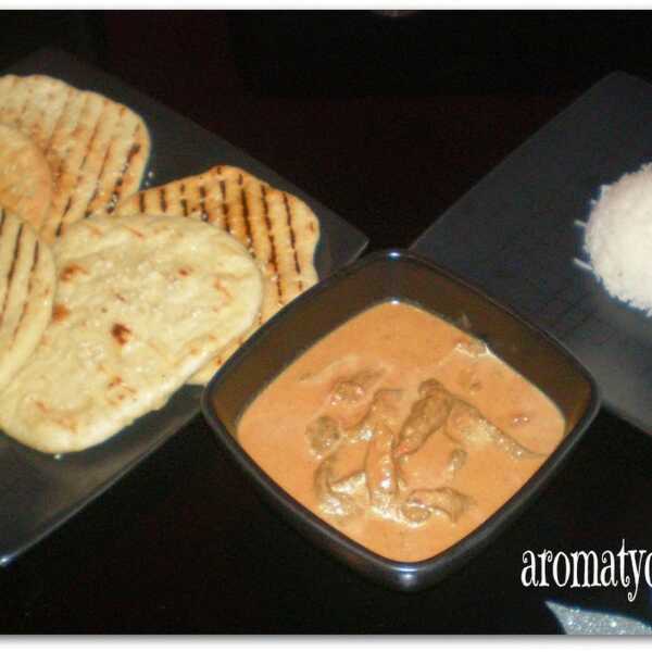 Curry z wołowiną podawane z chlebkiem naan z czosnkiem i kolendrą oraz z ryżem