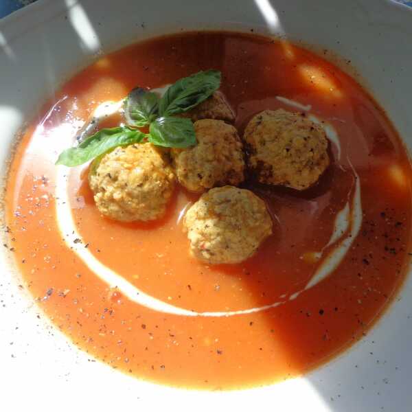 Zupa krem z pomidorów z klopsikami w stylu śródziemnomorskim