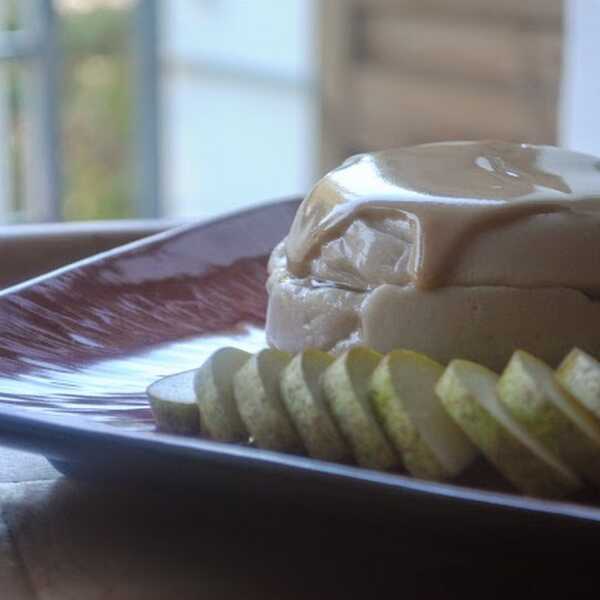 657. Migdałowy pudding z manny z dżemem figowym, gruszką, tahini, suszoną figą