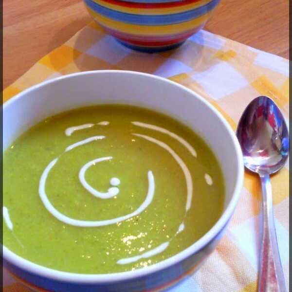 Zupa krem z brokułów z żółtym serem i jogurtem naturalnym