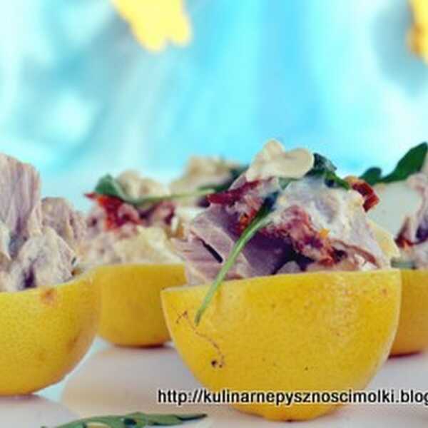 Cytryny faszerowane tuńczykiem.