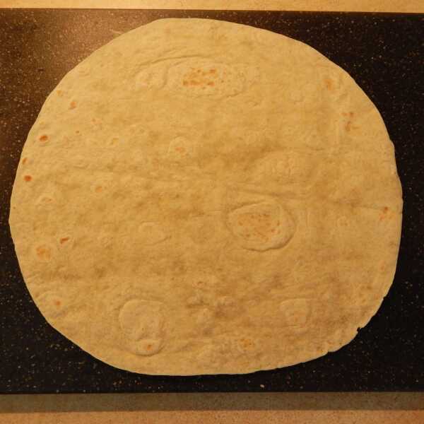 Tortilla z szynką i warzywami - roladki