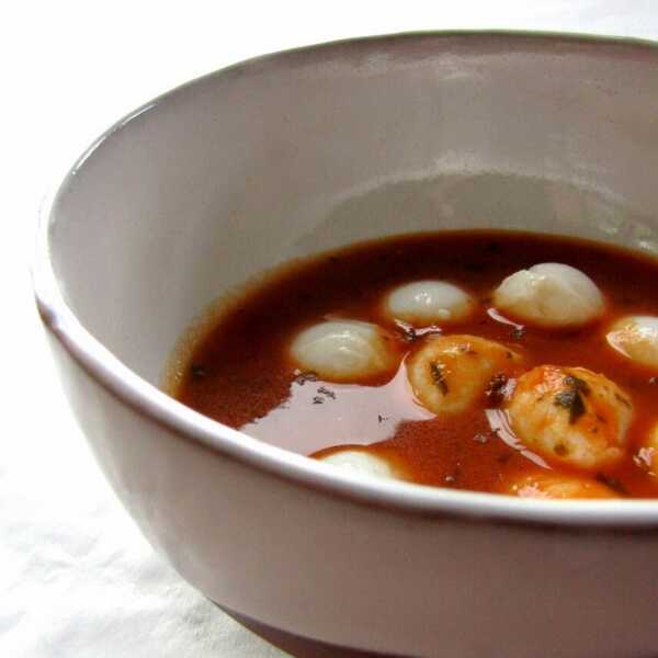Bazyliowa zupa pomidorowa z mozzarellą 