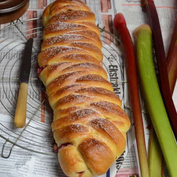 Strudel pleciony z rabarbarem i truskawkami