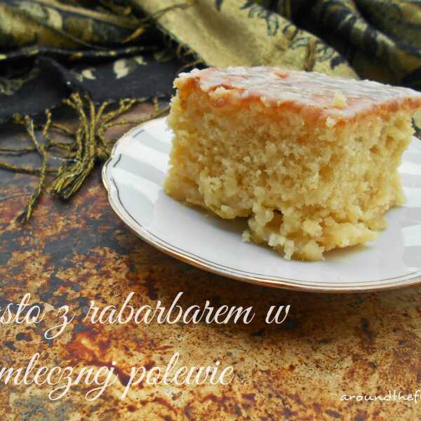 Ciasto z rabarbarem w mlecznej polewie