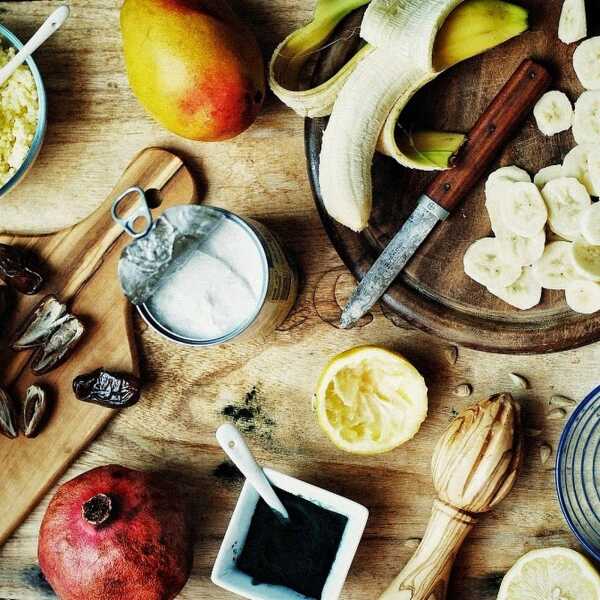 Kasza jaglana + spirulina + mango + banan + daktyle + cytryna + mleko kokosowe