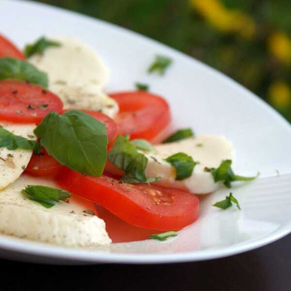 Caprese, czyli bazylia, mozzarella i pomidor w rolach głównych