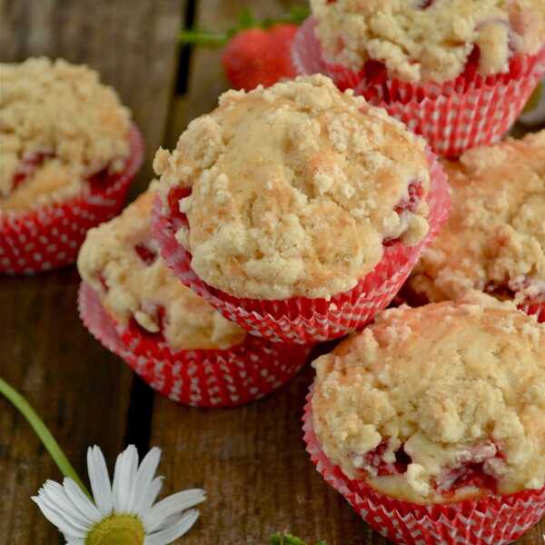 Jogurtowe muffinki z truskawkami i kruszonka.