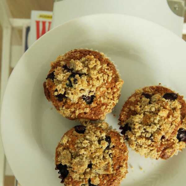 Pełnoziarniste muffinki z borówką i kruszonką