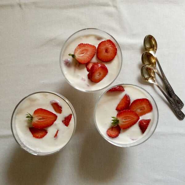 SYLLABUB TRUSKAWKOWY / STRAWBERRY SYLLABUB