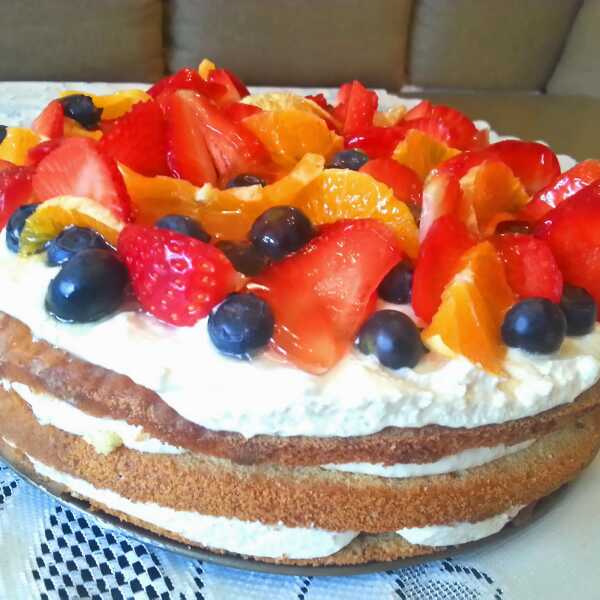 Ekspresowy tort z owocami przekładany kremem z białej czekolady.