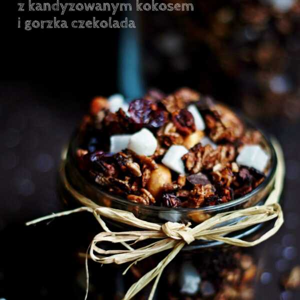 Wiśniowa granola z kandyzowanym kokosem i czekoladą