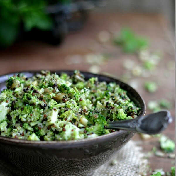  Tabbouleh z quinoa, brokułami i miętowym pesto.