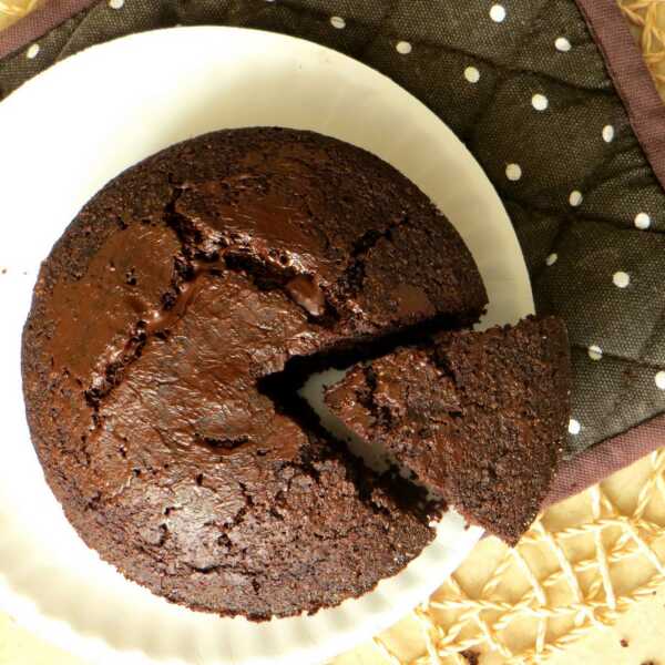 Wegańskie ciasto czekoladowe - wilgotne i pyszne