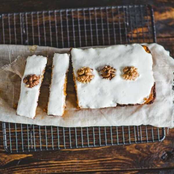 Lekkie ciasto marchewkowe-bez białej mąki i cukru