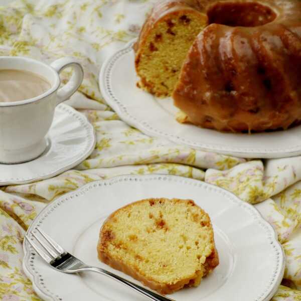 Babka z ajerkoniakiem i krówkami