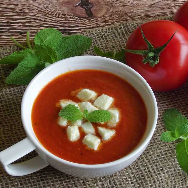 Poniedziałkowy 'fit' - Zupa krem pomidorowy z mozzarellą i miętą