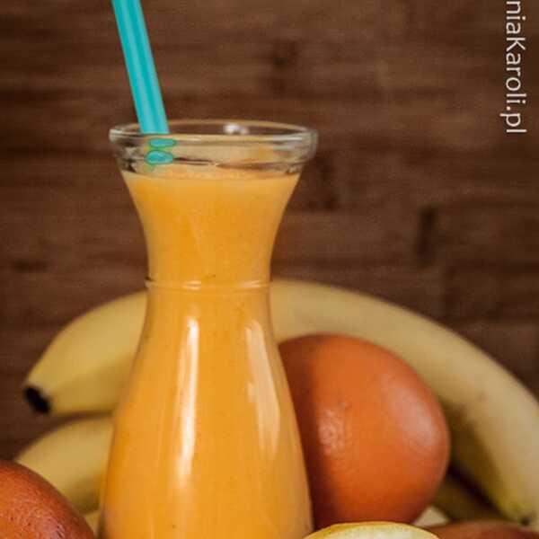 Smoothie z mango, pomarańczą i bananem.