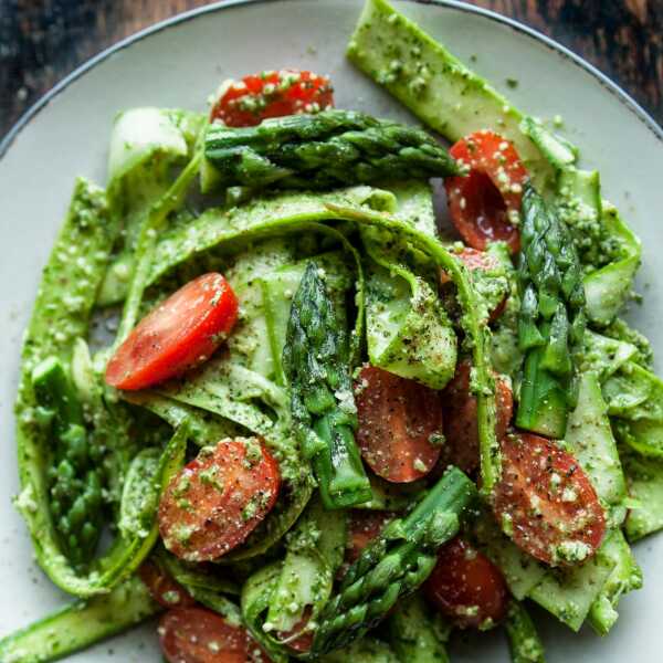 Tagliatelle ze szparagów z pietruszkowym pesto